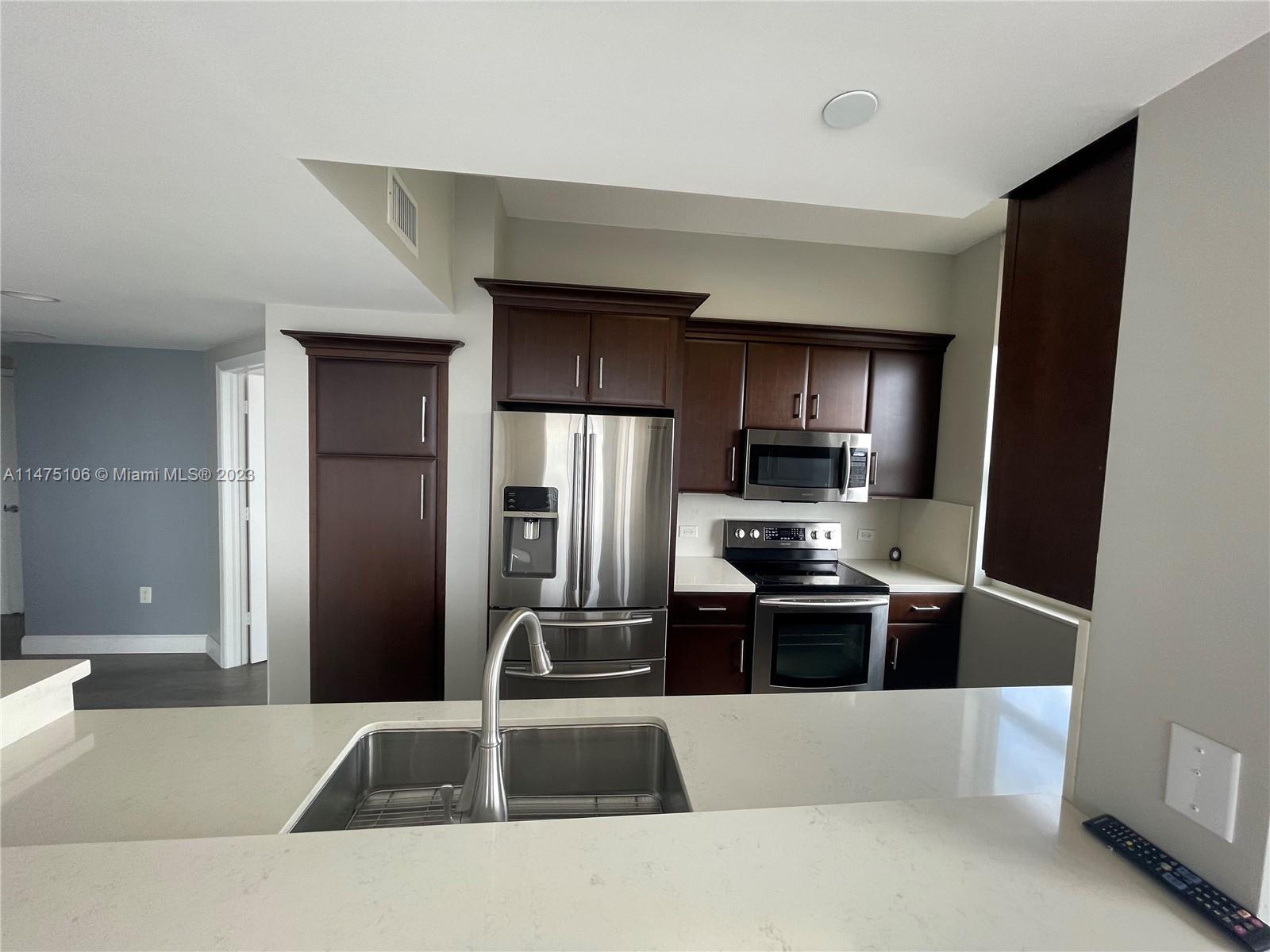 TURNBERRY ON THE GREEN CO - Residential Lease
