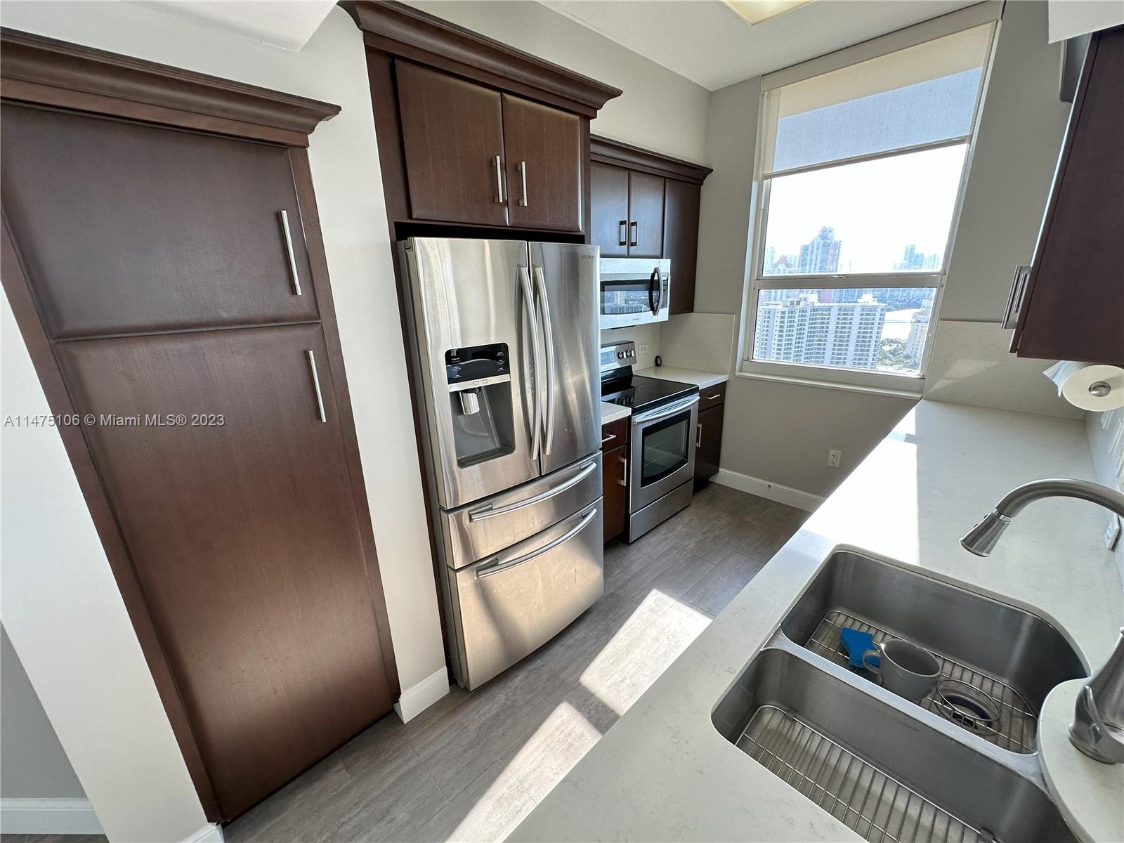 TURNBERRY ON THE GREEN CO - Residential Lease