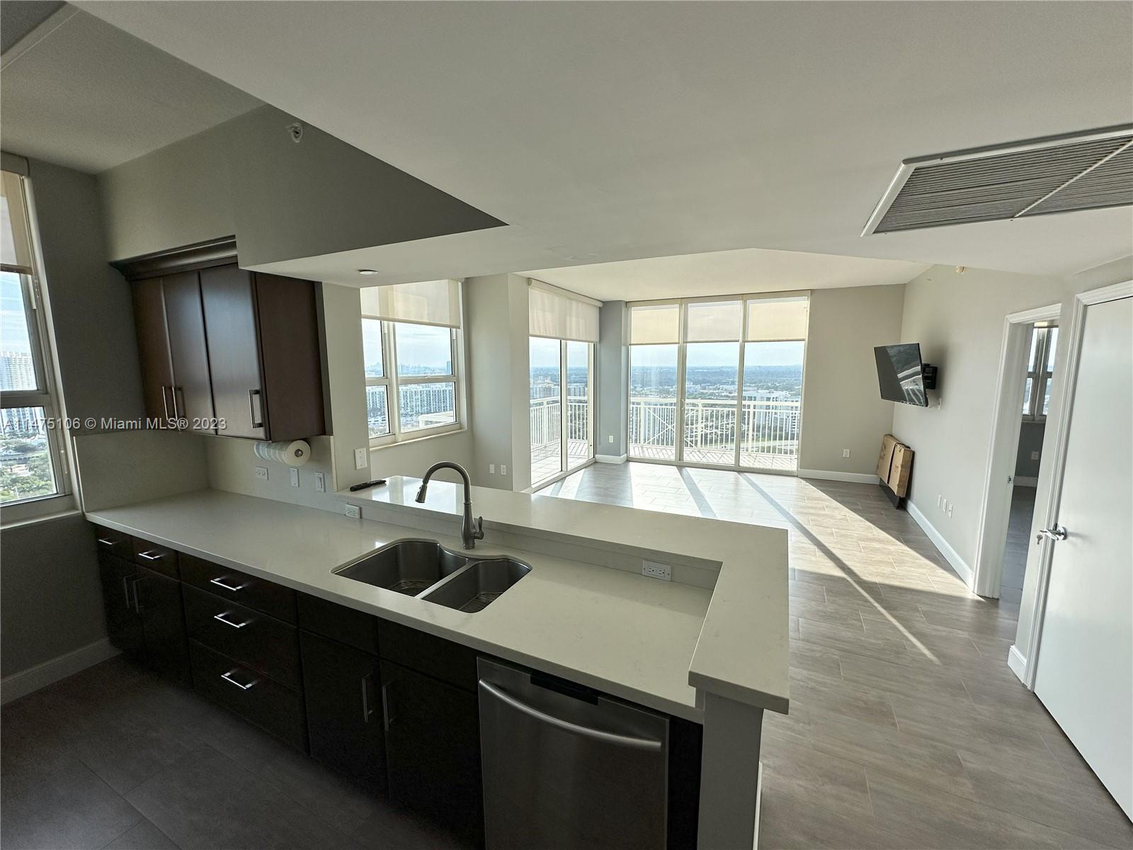 TURNBERRY ON THE GREEN CO - Residential Lease
