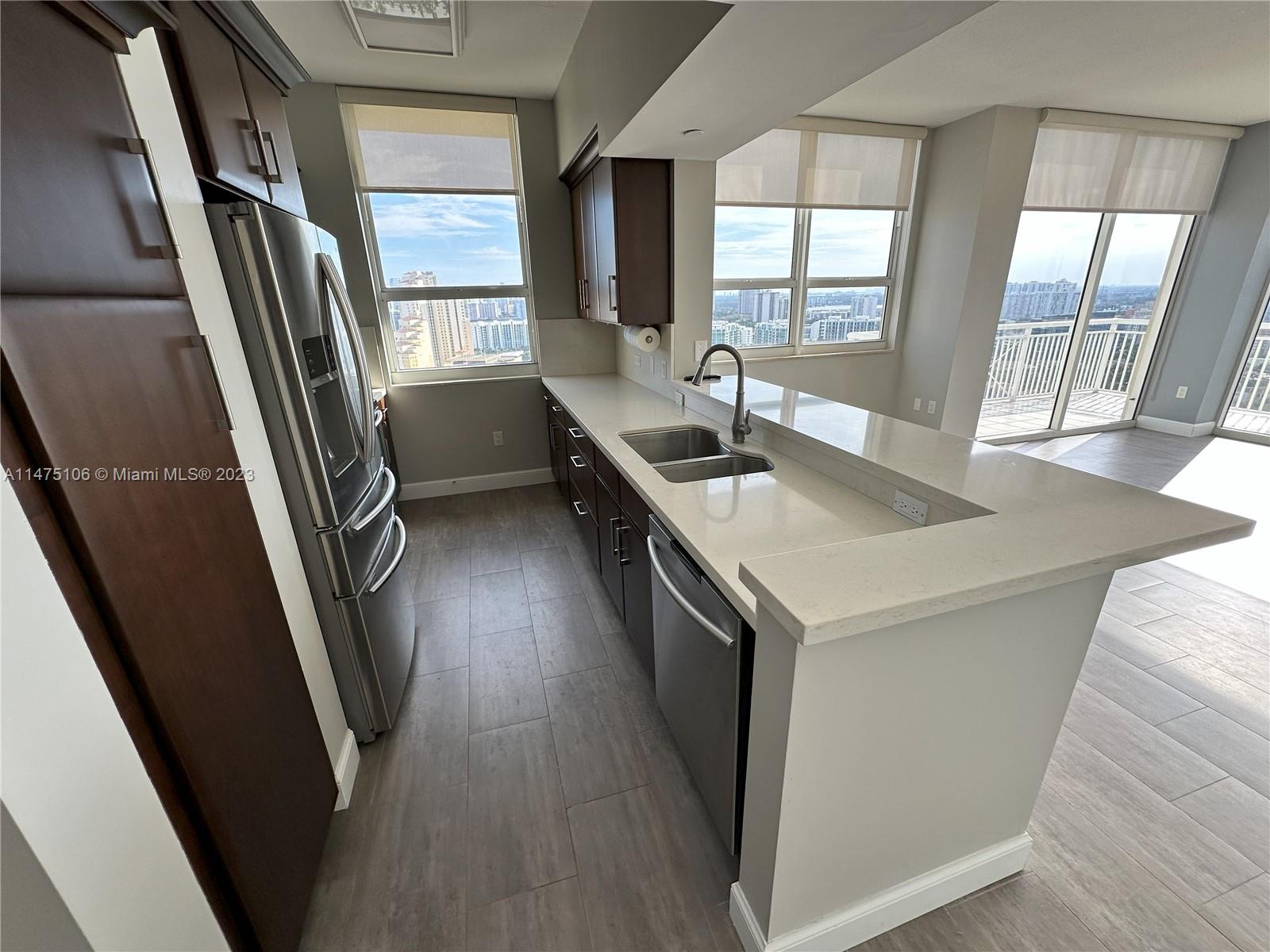 TURNBERRY ON THE GREEN CO - Residential Lease