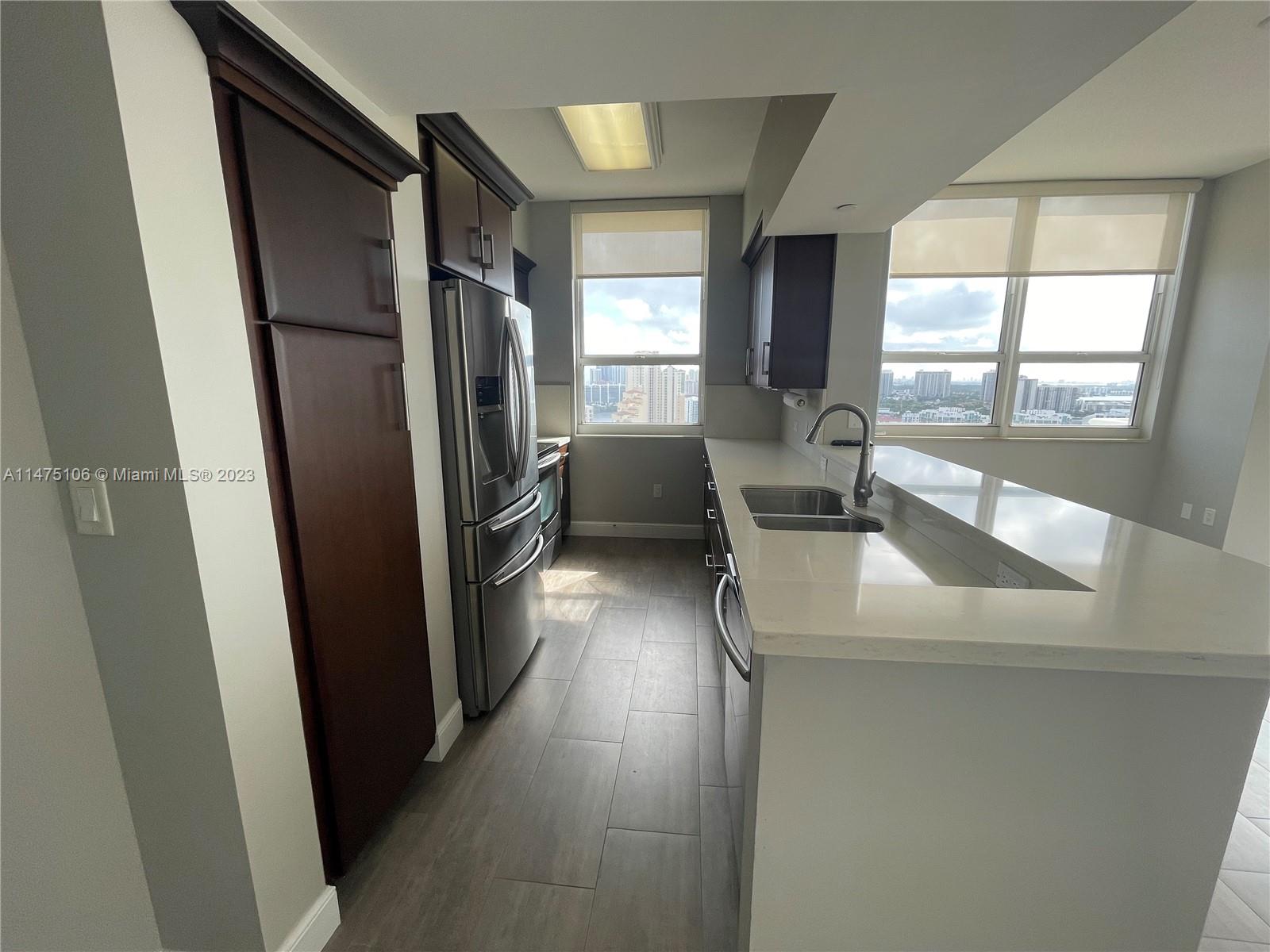TURNBERRY ON THE GREEN CO - Residential Lease
