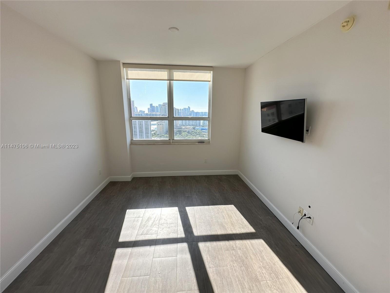 TURNBERRY ON THE GREEN CO - Residential Lease
