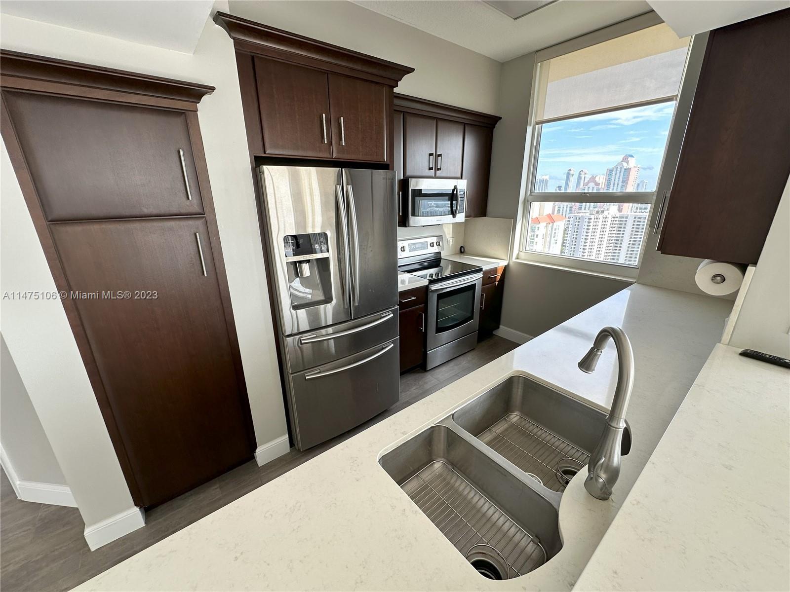 TURNBERRY ON THE GREEN CO - Residential Lease