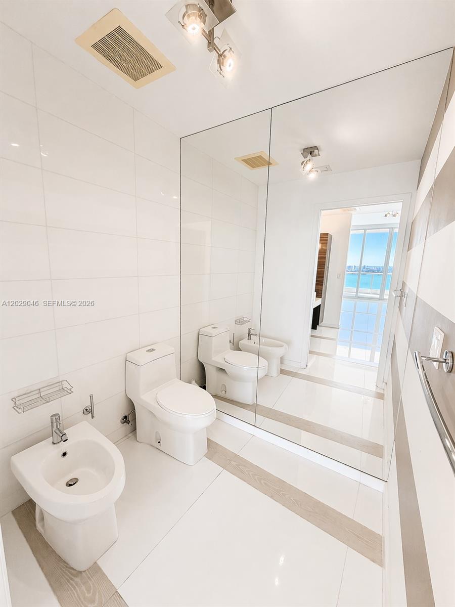 PARAMOUNT BAY CONDO - Residential Lease