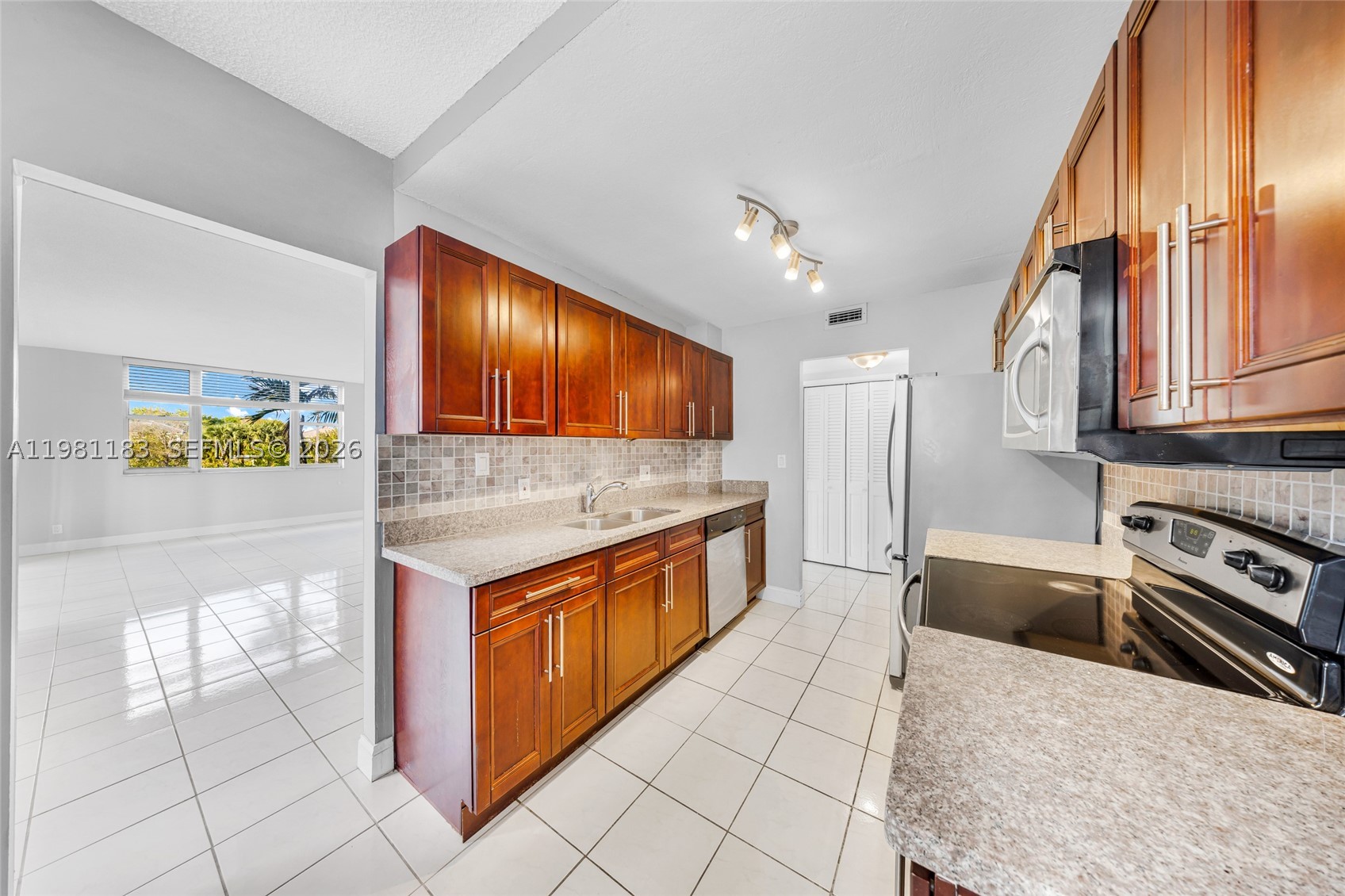 HILLCREST EAST NO 22 COND - Residential