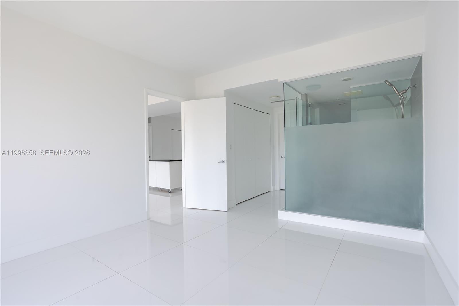 MINT CONDO - Residential