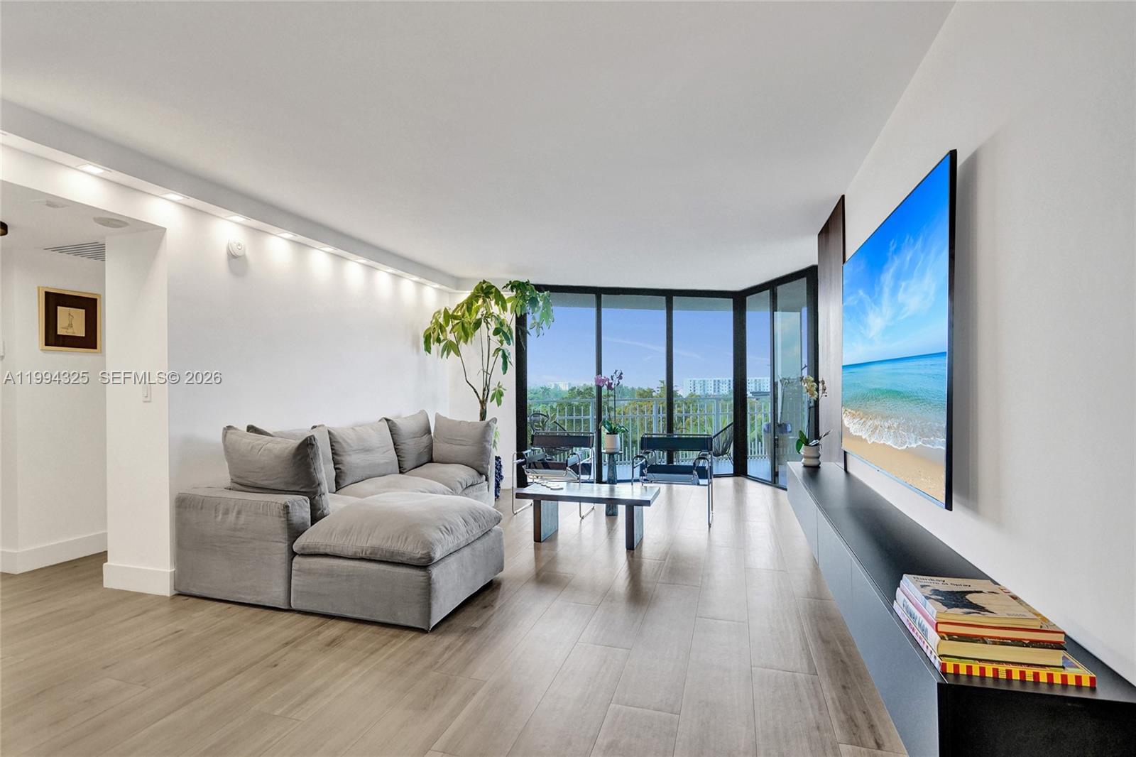 TOWERS OF QUAYSIDE CONDO - Residential