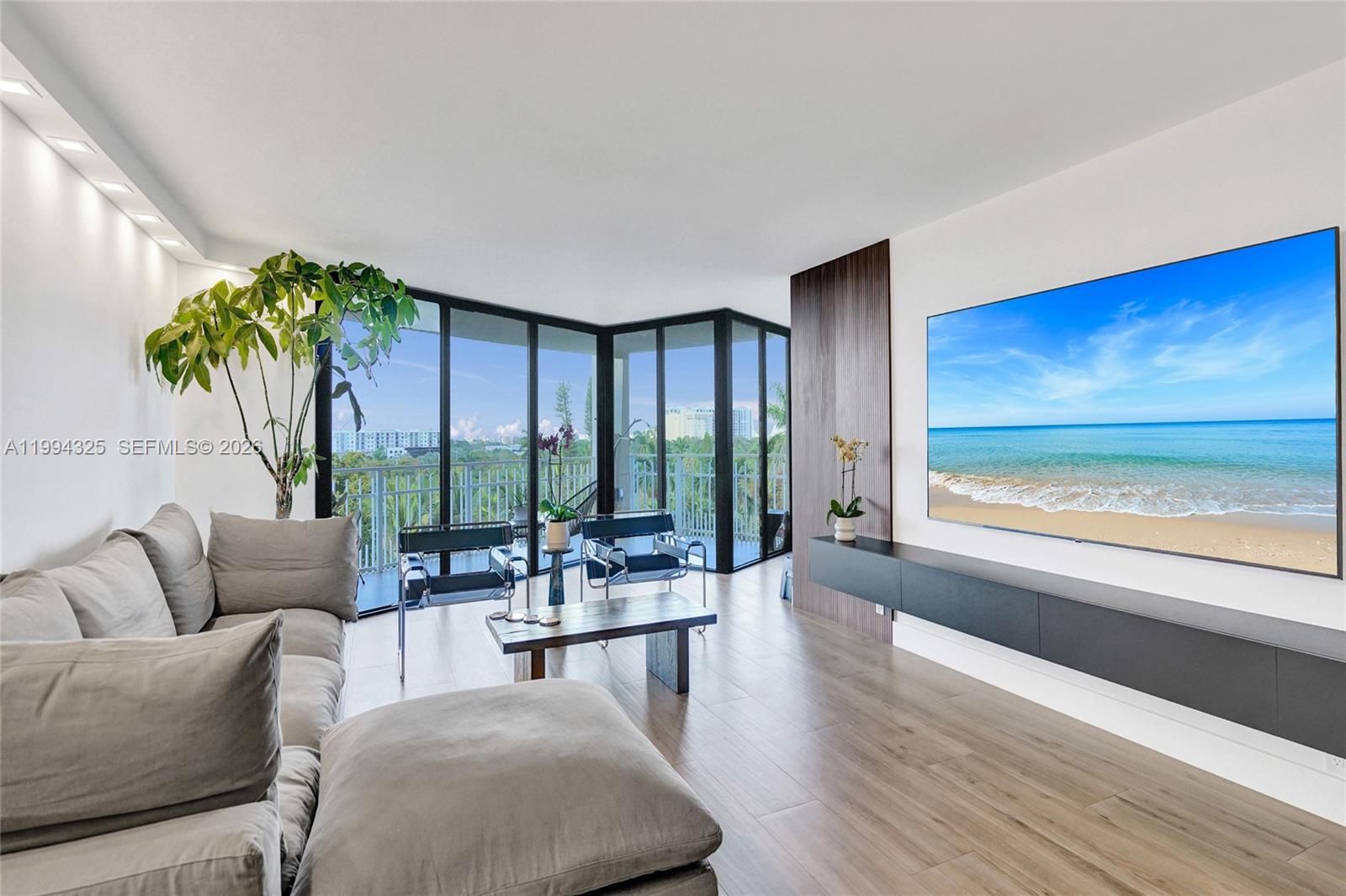 TOWERS OF QUAYSIDE CONDO - Residential