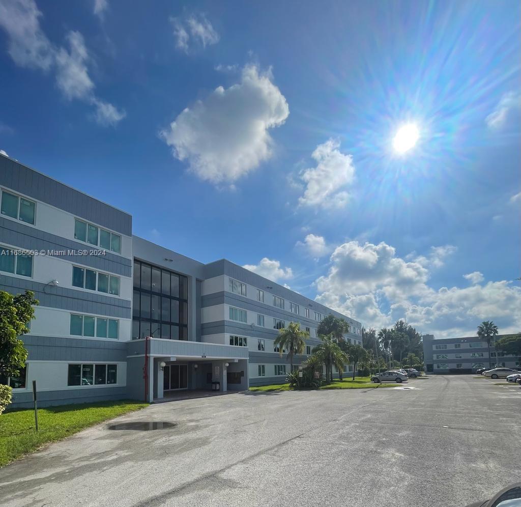 Freshly paint and clean 2-Bed 2-bath condo, new Impact window installed, and exterior painting, close to Public transportation, Supermarkets, etc.