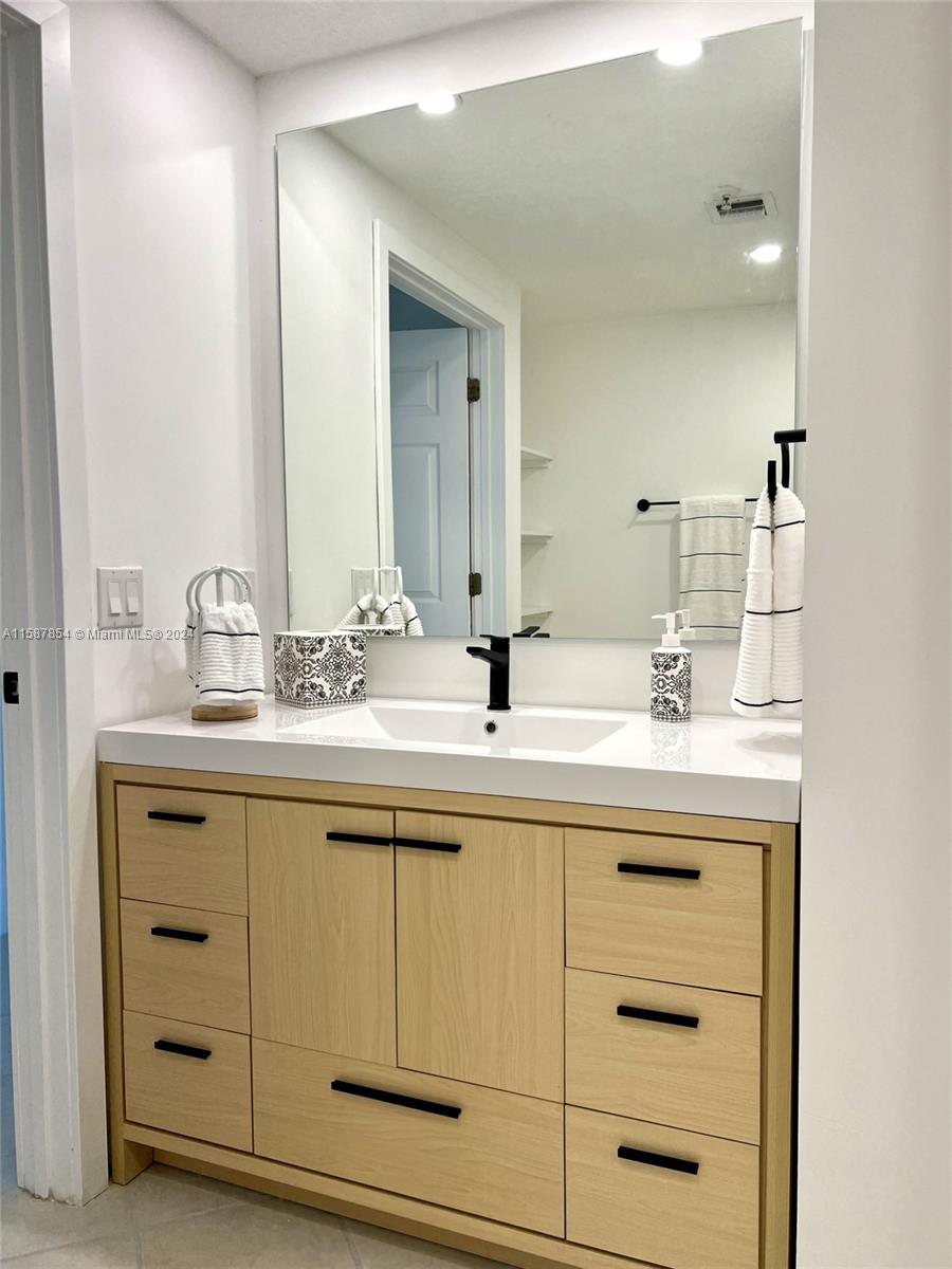SPACIOUS BRIGHT AND WONDERFUL 1/1 APARTMENT A BLOCK FROM CORAL GABLES, WALKING DISTANCE TO MIRACLE MILE STORES & REST. CLOSE TO AIRPORT, DOWNTOWN, COCONUT GROVE, BRICKELL & UM, BUILDING IS FULL OF AMENITIES. 24HOURS SECURITY /CONCIERGE.LOCATION! LOCATION! LOCATION! JUST PAINTED!!ALL NEW APPLIANCES !!AVAILABLE NOW!