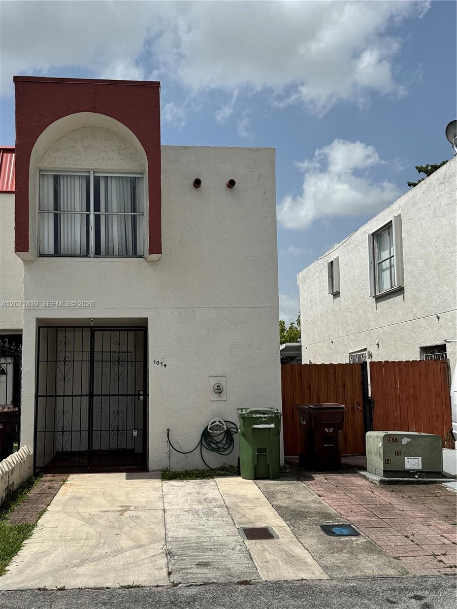 Spacious and well-maintained 3-bedroom, 1.5-bath townhouse in a convenient location. This home offers comfortable living space, a private fenced patio, and the convenience of an in-unit washer and dryer.