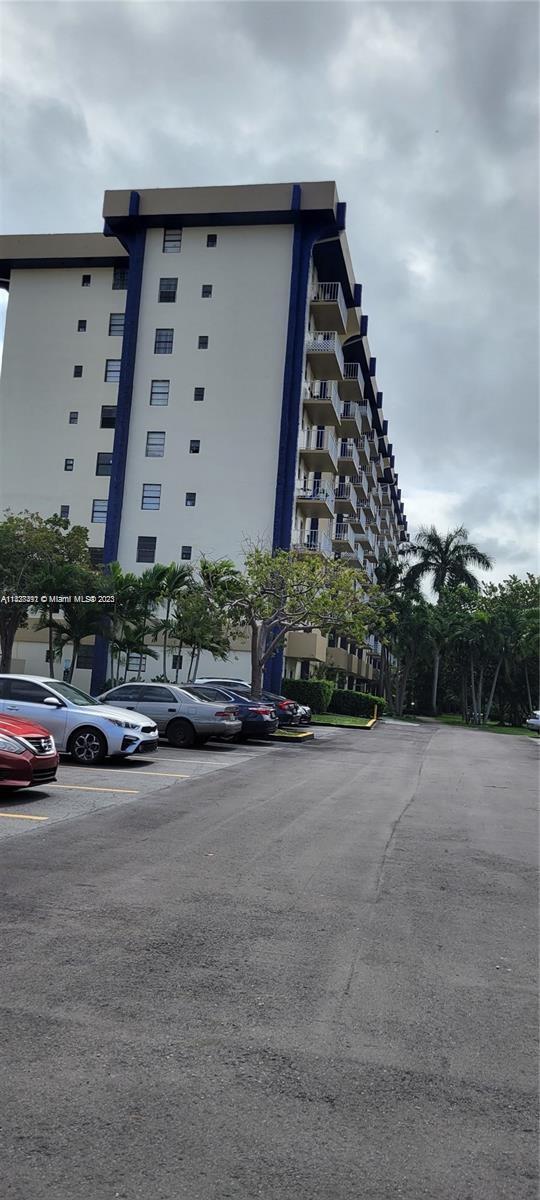 YOLANDA VILLAS CONDO - Residential