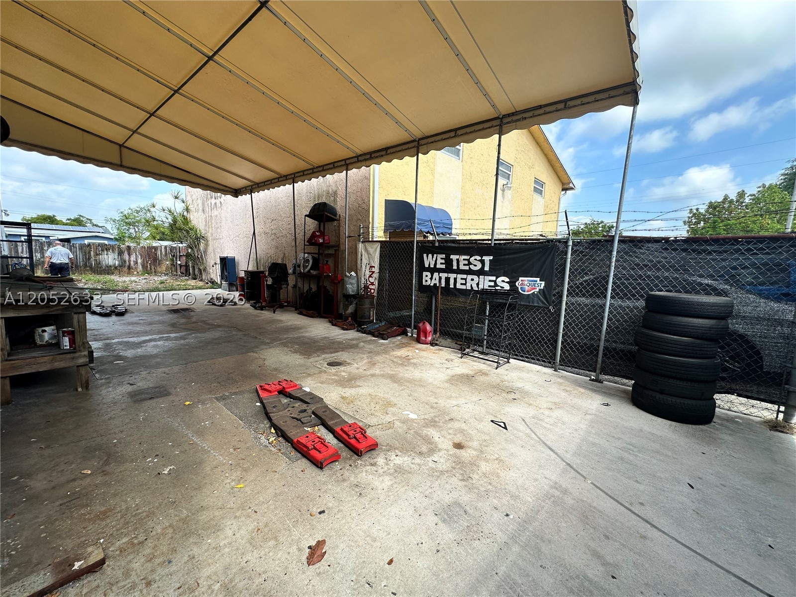 Main image without alt text