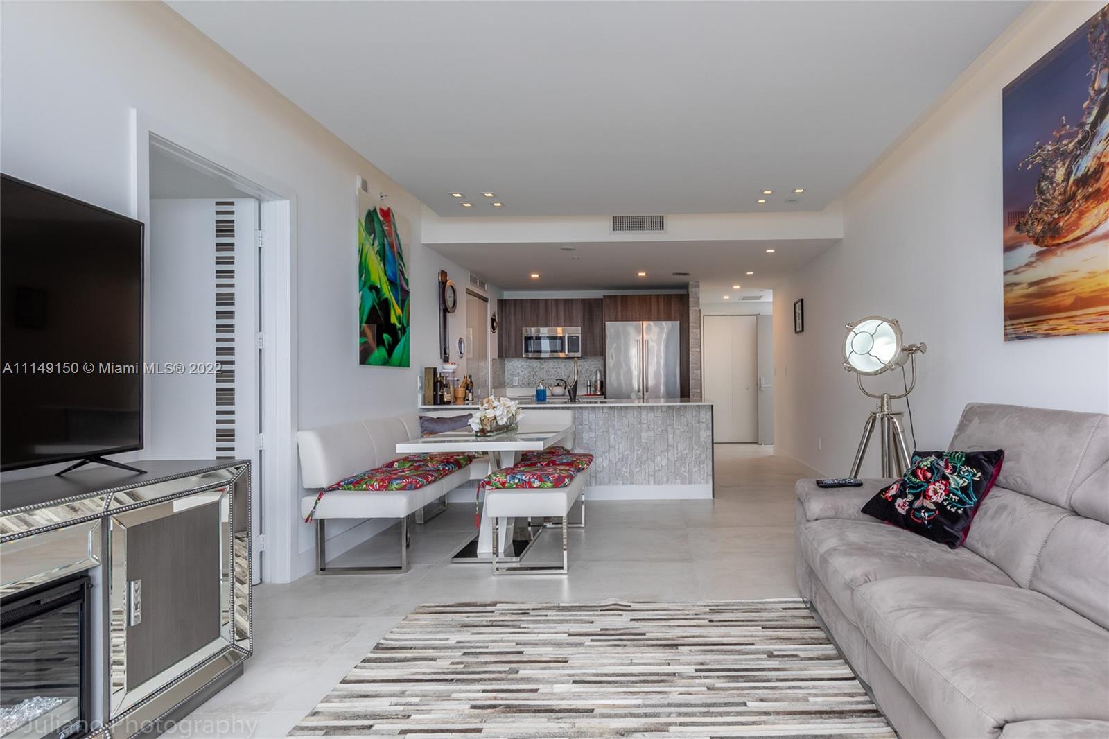 BEAUTIFUL FULLY FURNISHED APARTMENT ON THE 47TH FLOOR  1 BEDROOM + DEN + 2 FULL BATHROOMS.  PRIVATE ELEVATOR AND AMAZING BAY VIEWS. TOP OF LINE SS APPLIANCES. WASHER & DRYER INSIDE THE UNIT.
BASIC CABLE TV/INTERNET INCLUDED. AMAZING AMENITIES, 1 ASSIGNED PARKING + VALET. GREAT LOCATION CLOSE TO DOWNTOWN, MIDTOWN AND DESIGN DISTRICT.