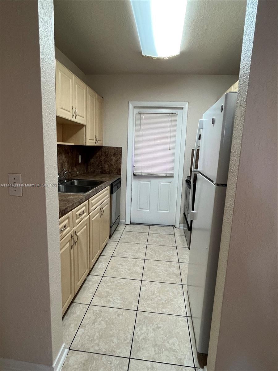 BEACH GARDEN CONDO - Residential Lease