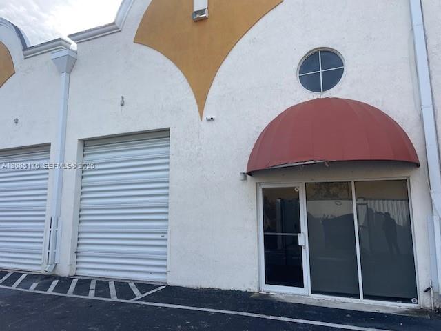 BEST PRICE IN THE AREA. Nice condo warehouse, excellent condition and the best location across from Tamiami Airport, 18-foot-high concrete ceilings, first floor 2,041sf plus mezzanine approximately 550sf for a total of approximately 2,591 sq ft, Jobs related to car (dealers, rental cars, body shop and others are welcome)!!!