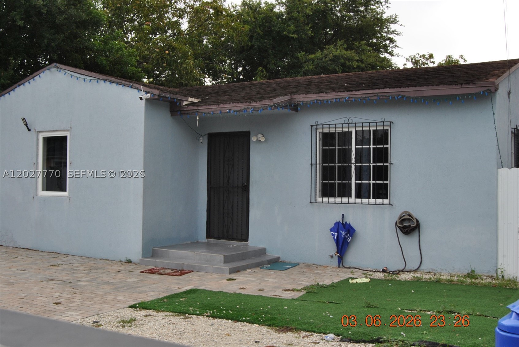 Priced to sell! perfect for first time owner or investors. Rent can be increased the property can sell for more. Zoned duplex. Tenant occupied. Showings are not allowed. Buyer will have time to inspect when offer is accepted.