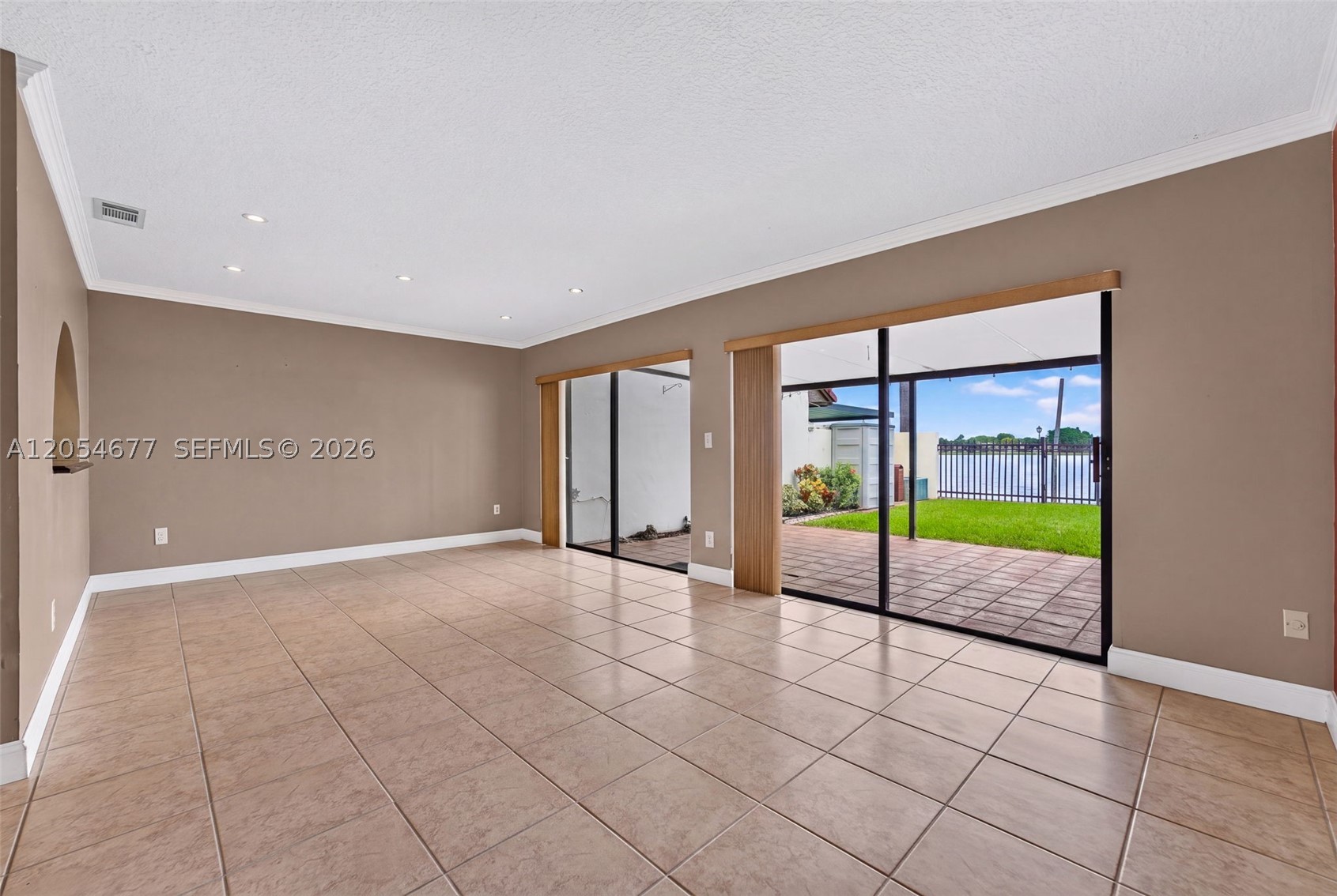 TOWNHOMES OF COUNTRY LAKE - Residential