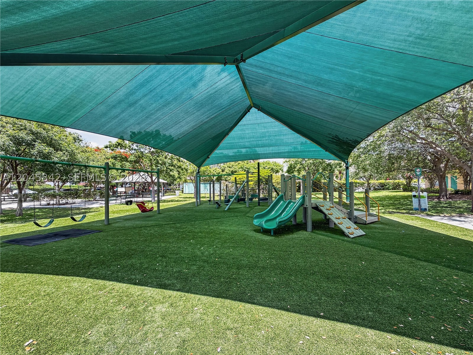 VILLAS AT THE HAMMOCKS CO - Residential
