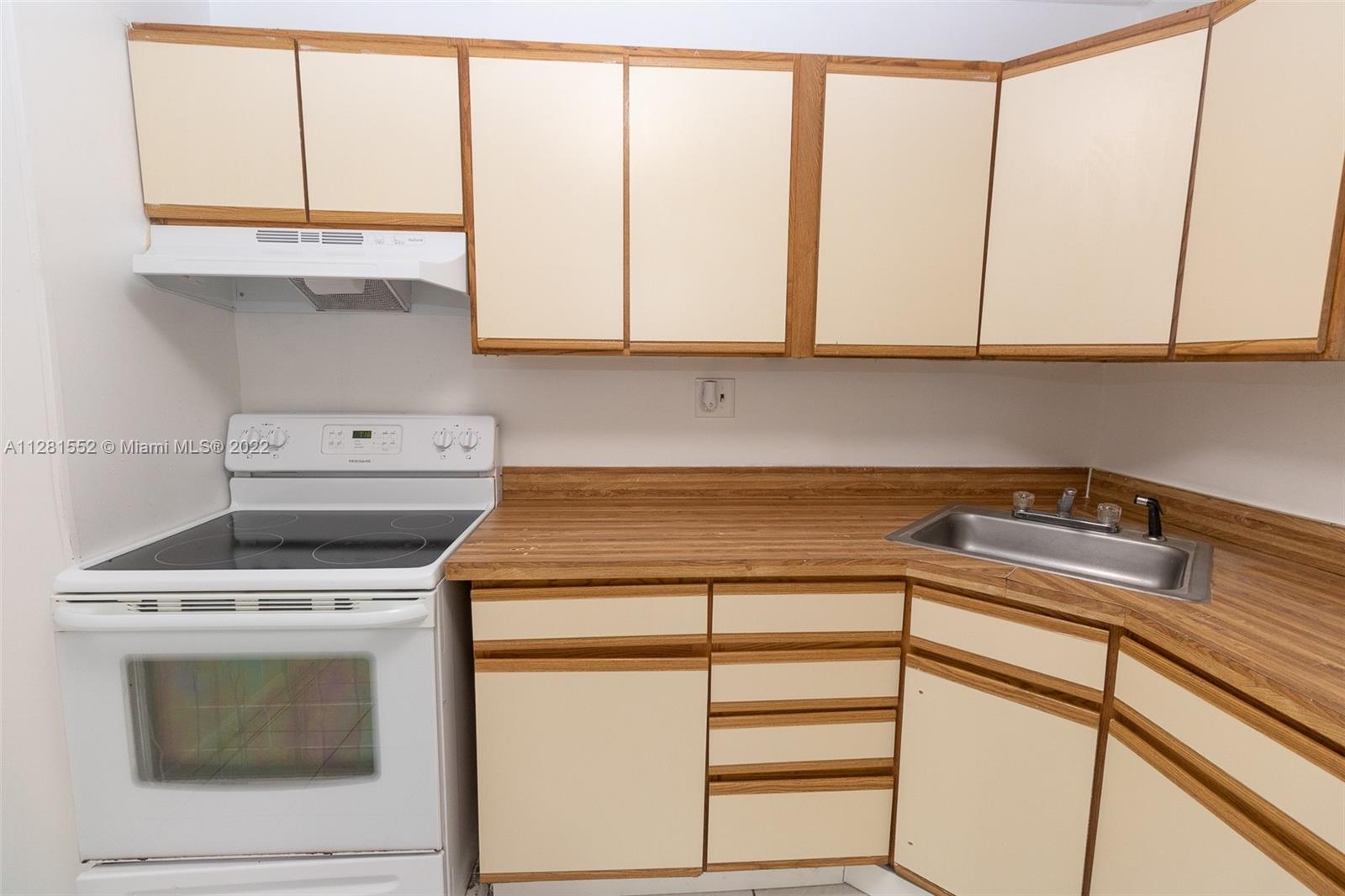 Quiet LaSalle Park Condo,Very spacious  Corner unit, 2 Bed, 2 Bath, walk in closet, enclosed balcony, 1st floor entry. Tile floors, central air, very spacious unit. Building is located in a fantastic location minutes away from supermarkets, restaurants, schools and much more.