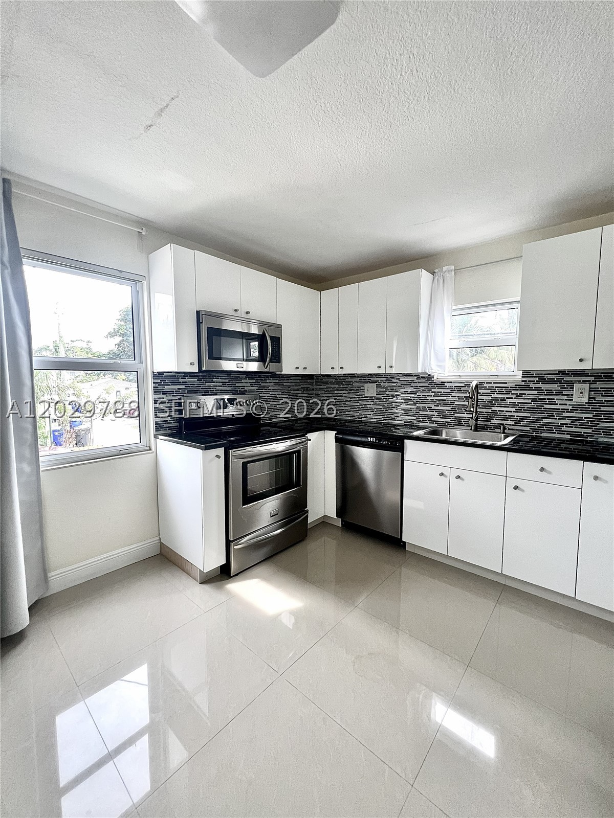 HOLLYWOOD - Residential Income