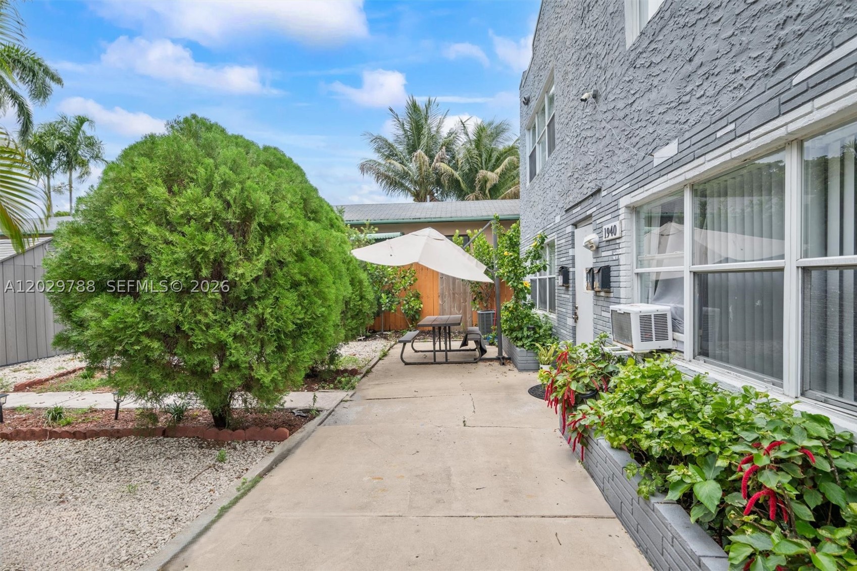 HOLLYWOOD - Residential Income