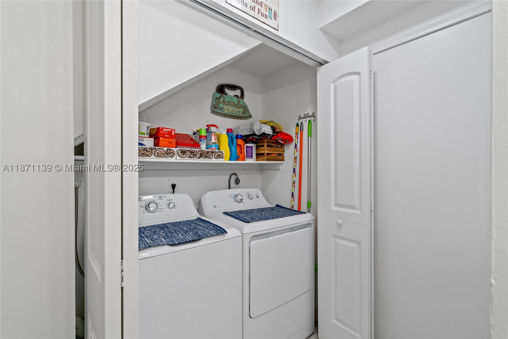 KENDALL LKS E LAKEVIEW TH - Residential