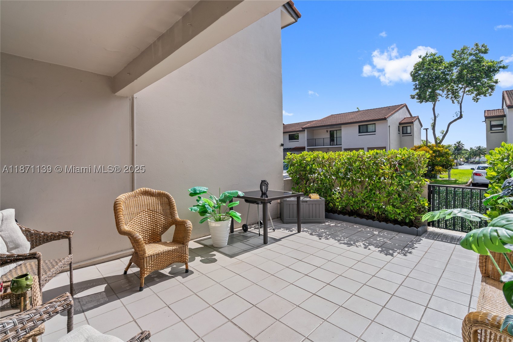 KENDALL LKS E LAKEVIEW TH - Residential
