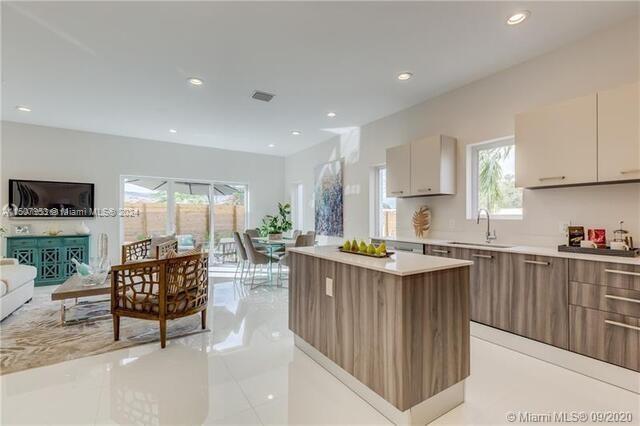 Welcome Home! contemporary townhouse at an affordable price in a prime Oakland Park location. 43 East is on a quiet side street but close to outdoor parks, tennis courts, G21 Fitness, Funky Buddha Brewery & Oakland Park Culinary District. You will be impressed with the clean urban design, coastal-inspired finishes, and thoughtfully designed floor plan. Corner unit & features 10 ft ceilings, modern glass banisters, impact windows, a full laundry room with oversized washer & dryer, a 2-car garage & private fenced yards. The kitchen boasts European cabinets, stainless steel upgraded appliances & a center island. Master w/his & her walk-in closets, double sinks & frameless shower. MUST SEE! CLOSE RESTAURANTS, PARKS, SHOPS. Available unfurnished.
Photos shown are for staged units.