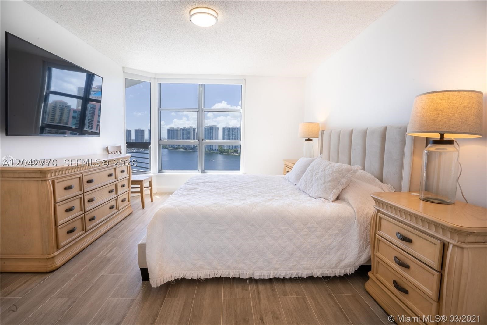 MYSTIC POINTE TOWER 500 C - Residential