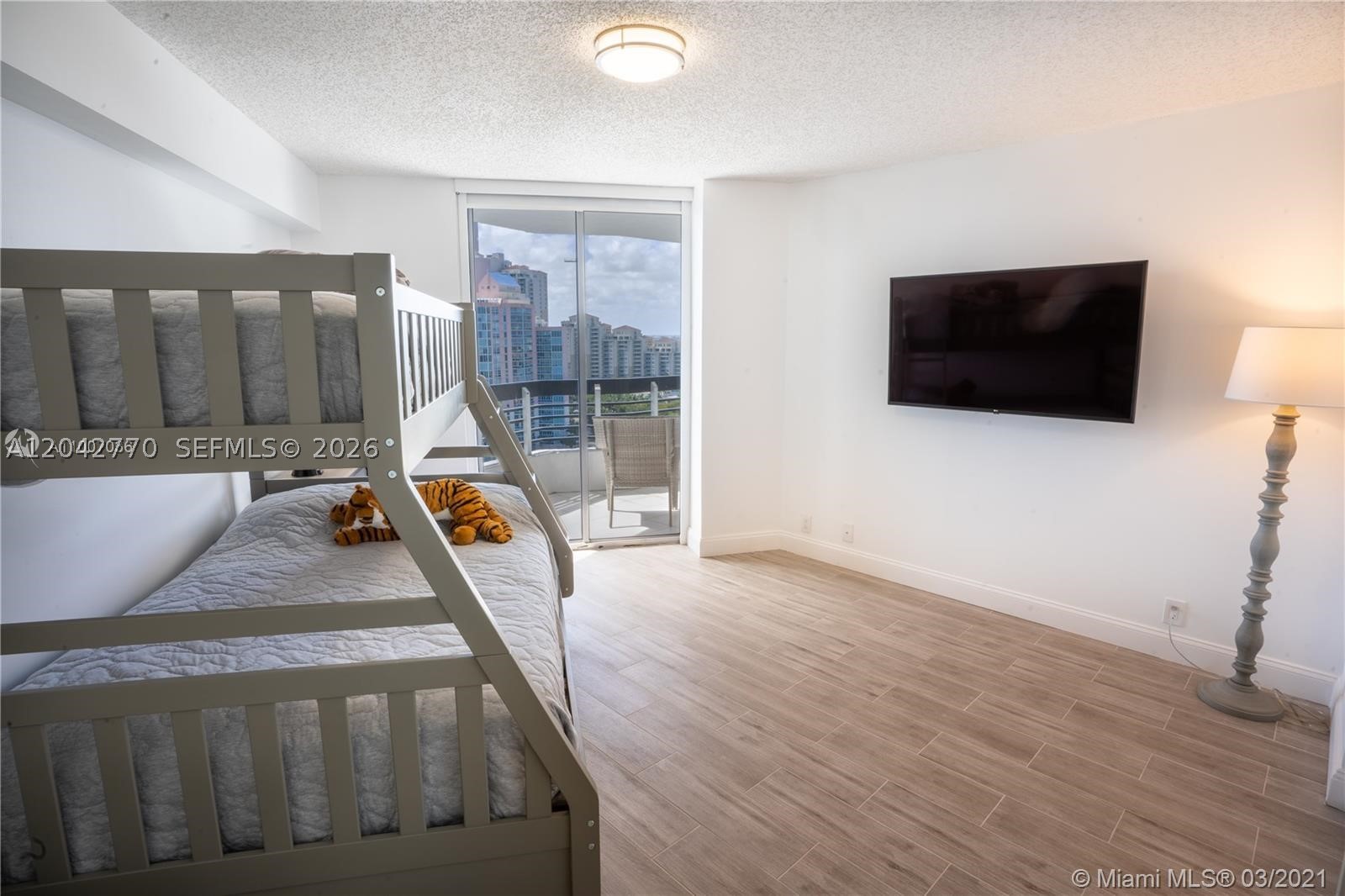 MYSTIC POINTE TOWER 500 C - Residential