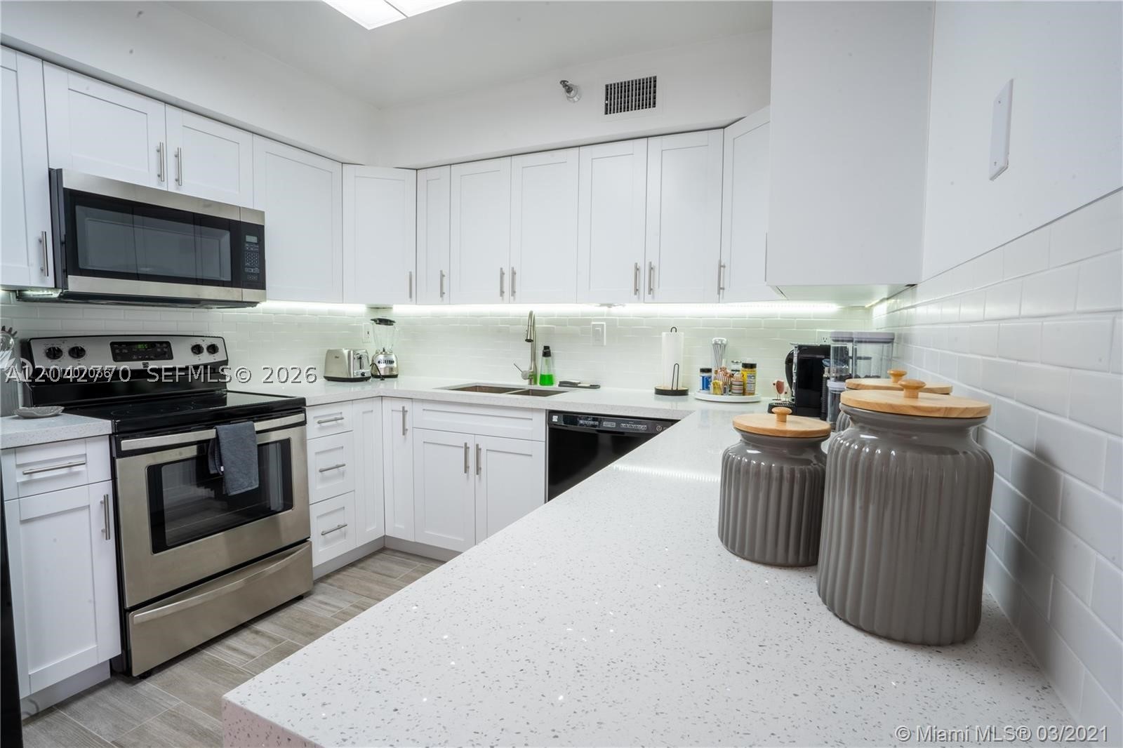 MYSTIC POINTE TOWER 500 C - Residential