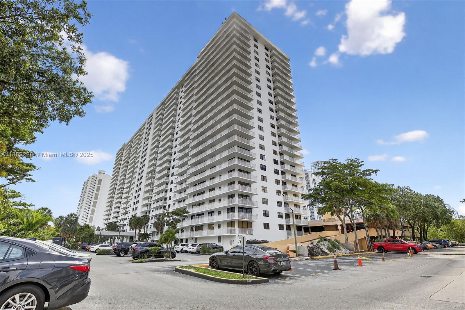 WINSTON TOWERS 600 CONDO - Residential