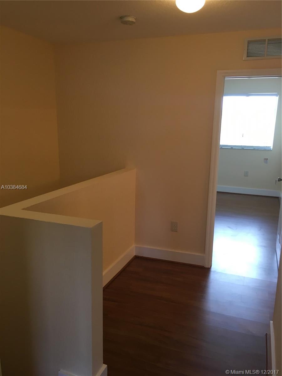 COUNTRY CLUB VILLAS TH CO - Residential Lease
