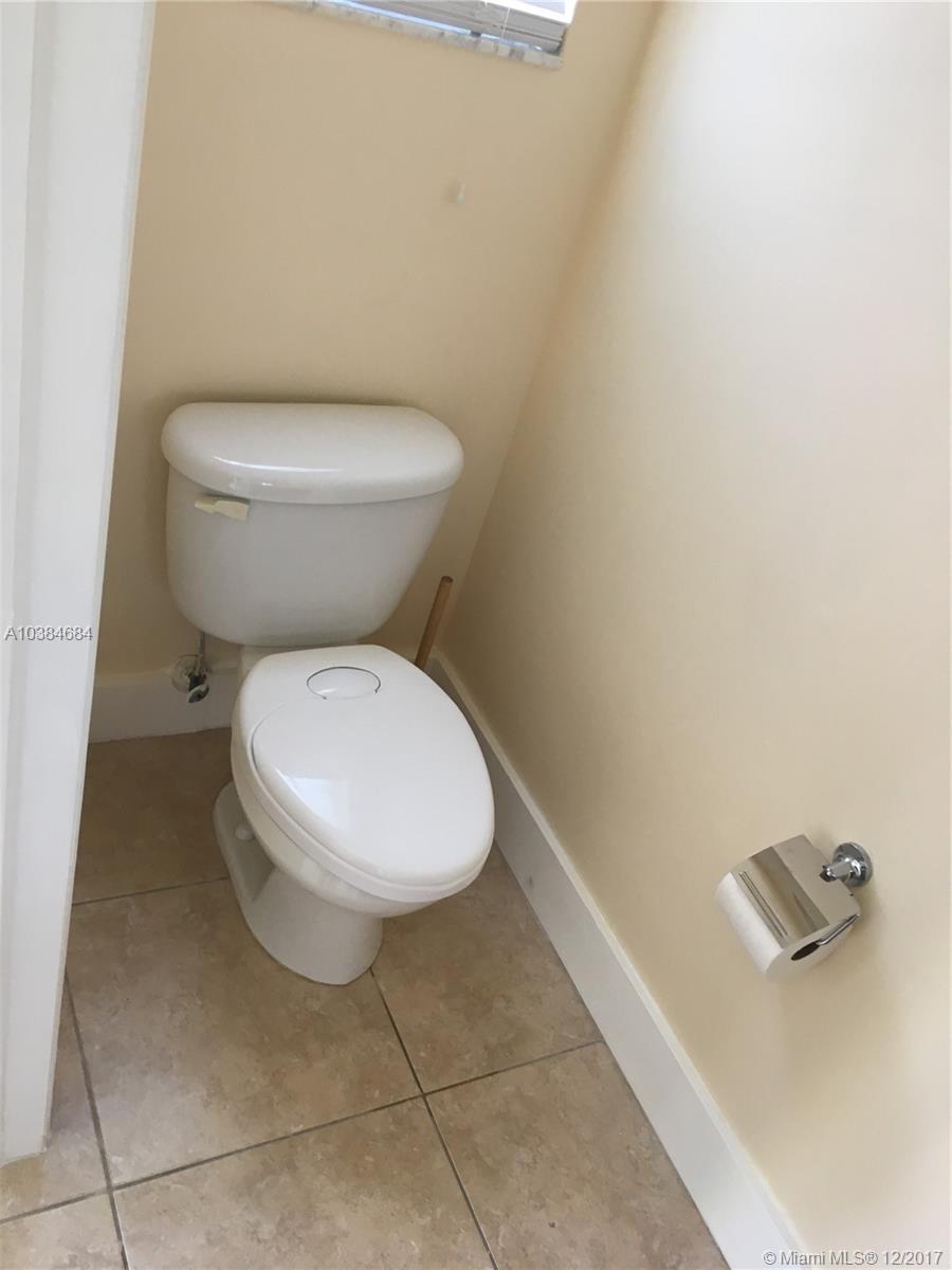 COUNTRY CLUB VILLAS TH CO - Residential Lease