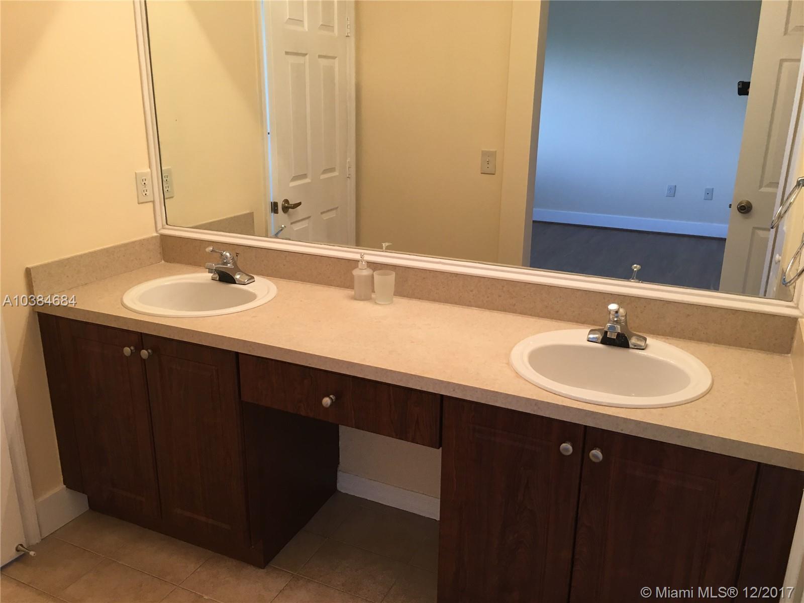 COUNTRY CLUB VILLAS TH CO - Residential Lease