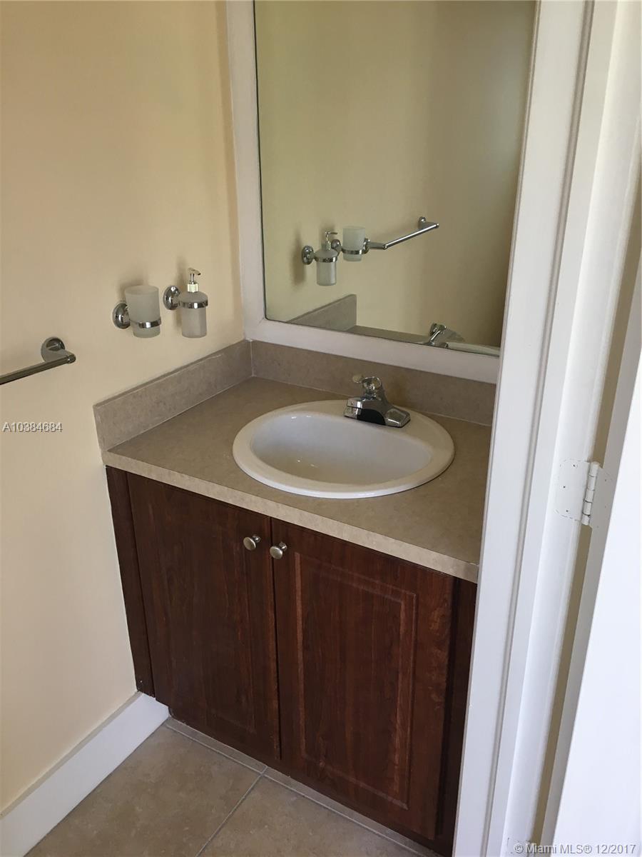 COUNTRY CLUB VILLAS TH CO - Residential Lease