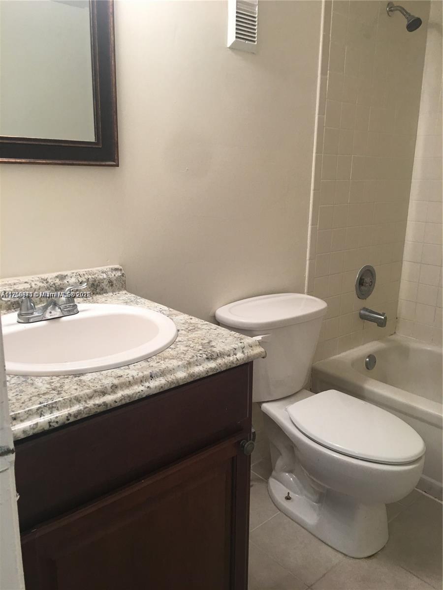 LAKESHORE AT UNIVERSITY P - Residential Lease