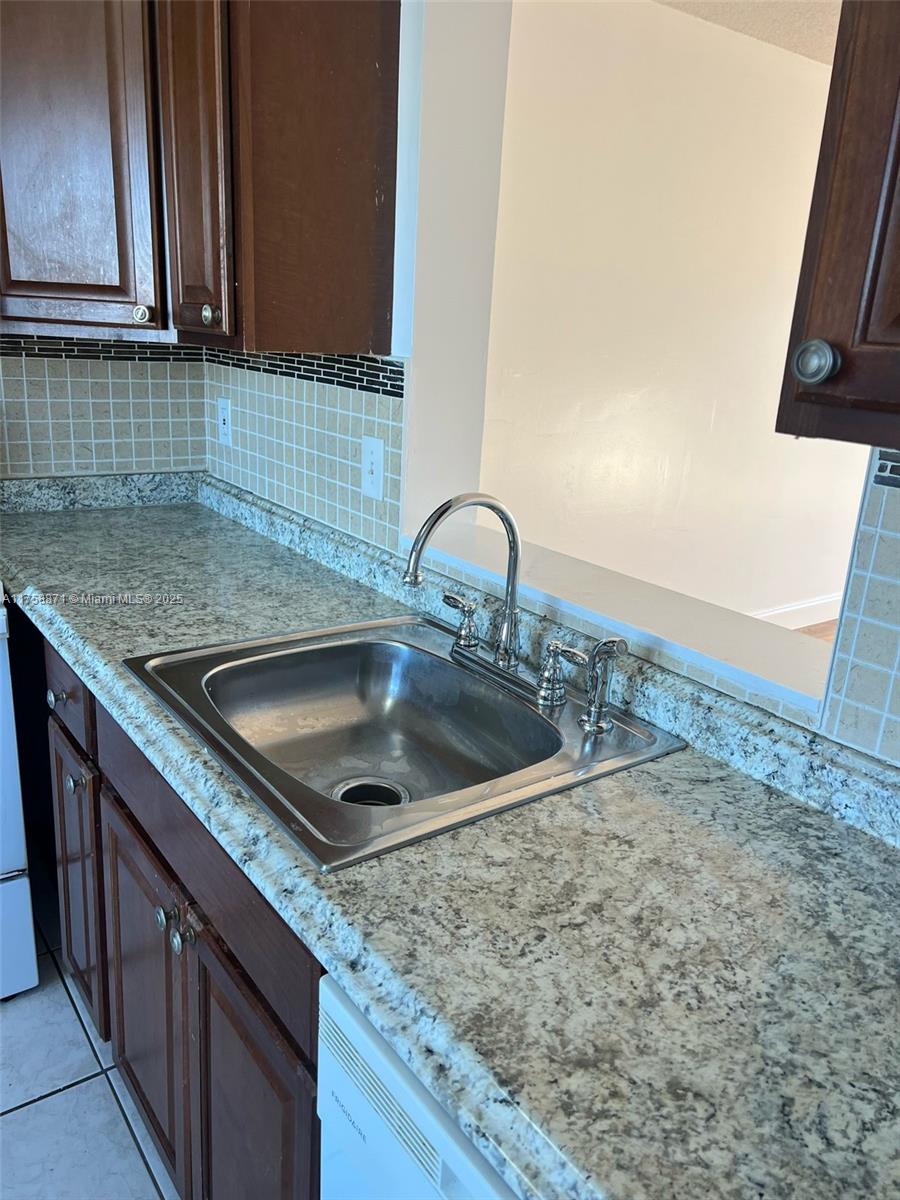 LAKESHORE AT UNIVERSITY P - Residential Lease