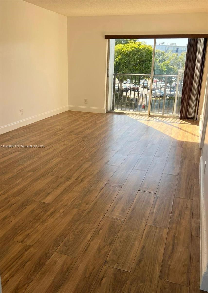 Nice apartment 2 Bed / 2 baths with pool view located at Miramar, easy access to Interstate 75 and the Florida Turnpike. These major transportation links provide easy commutes to the Miami and Fort Lauderdale central business districts