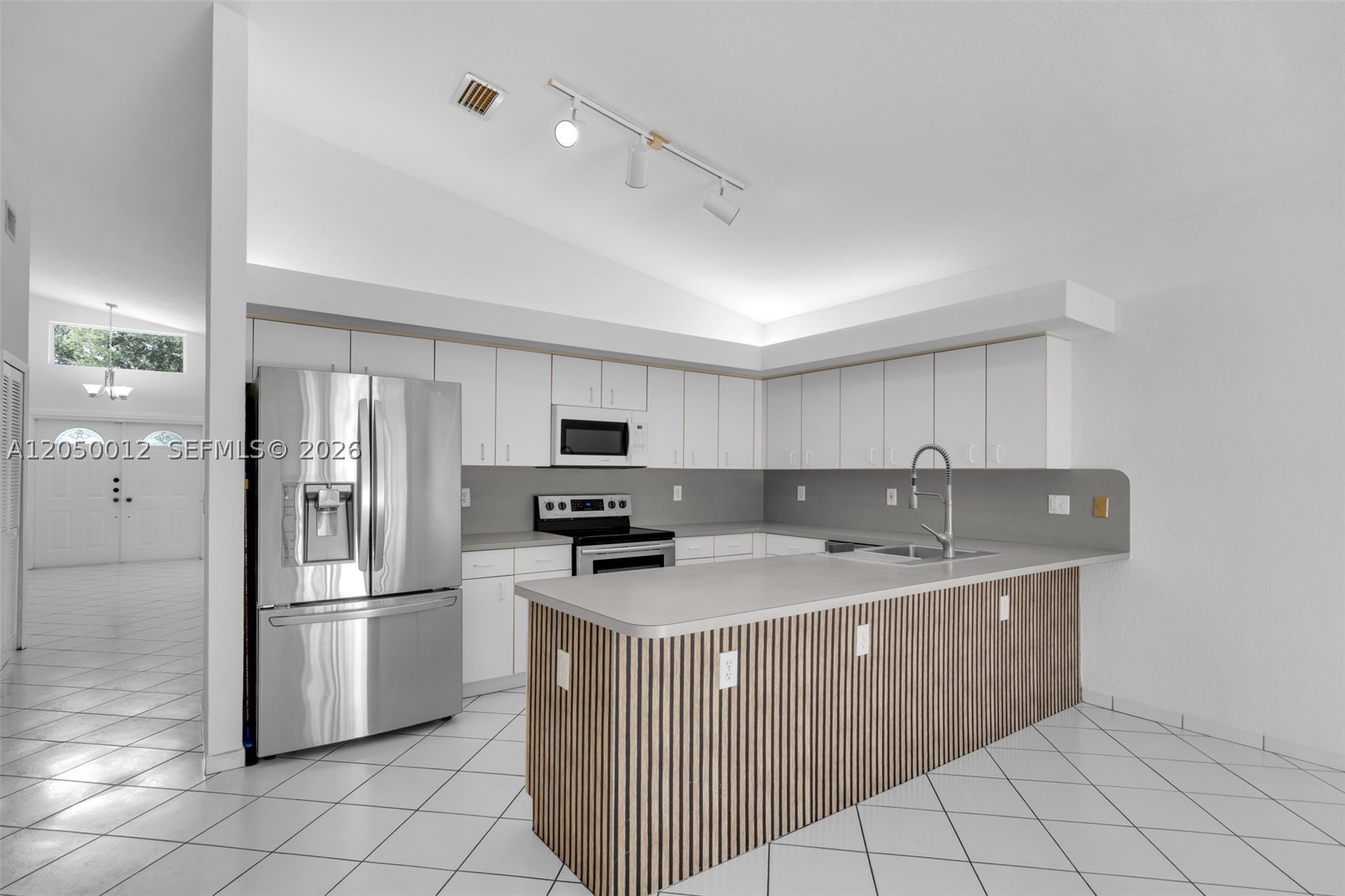 FLORIDA TROPICAL ESTATES - Residential