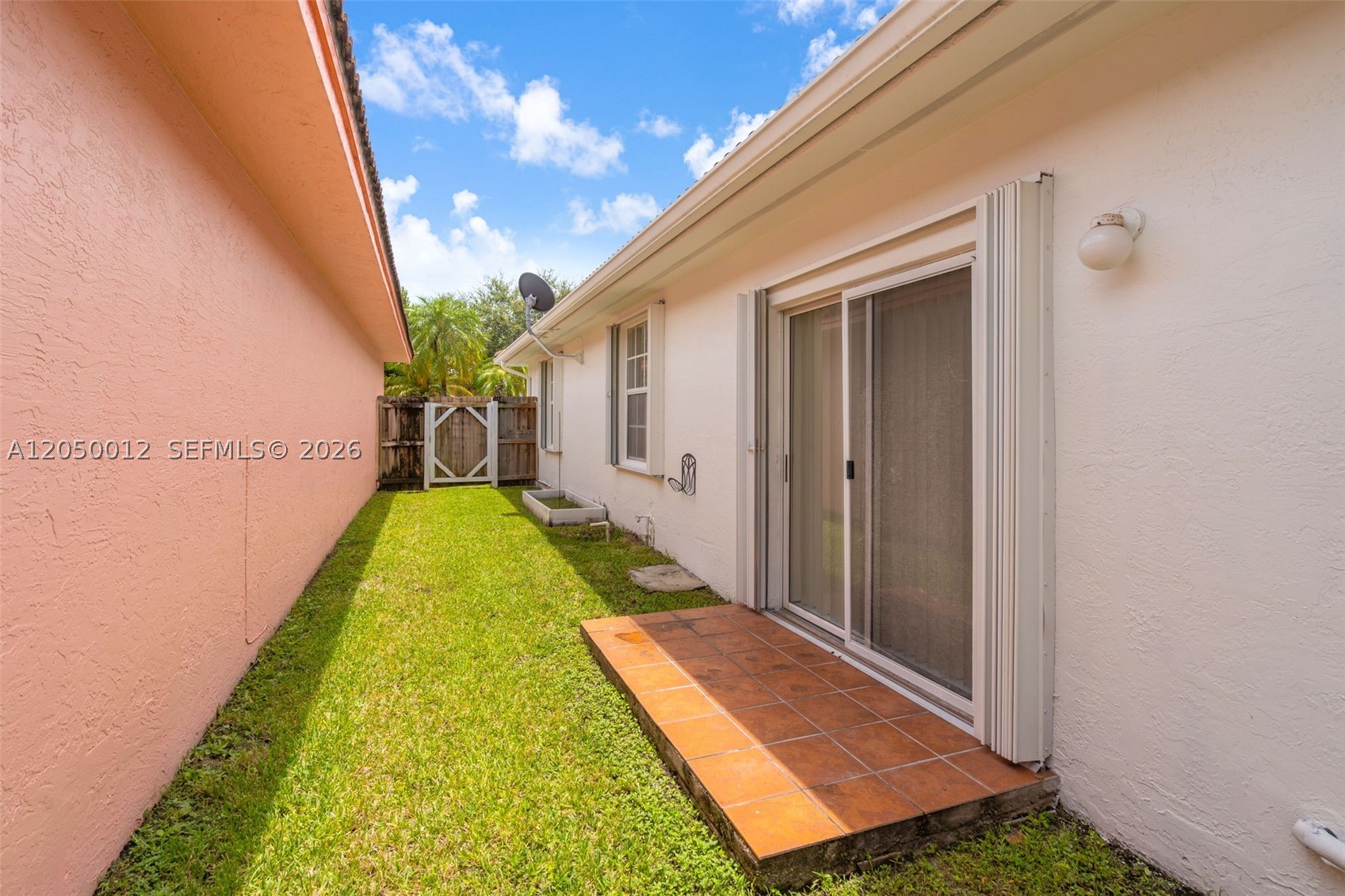 FLORIDA TROPICAL ESTATES - Residential