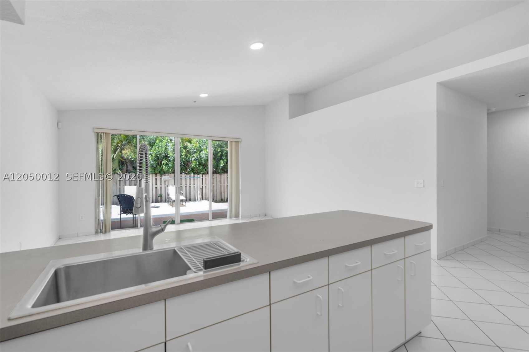 FLORIDA TROPICAL ESTATES - Residential