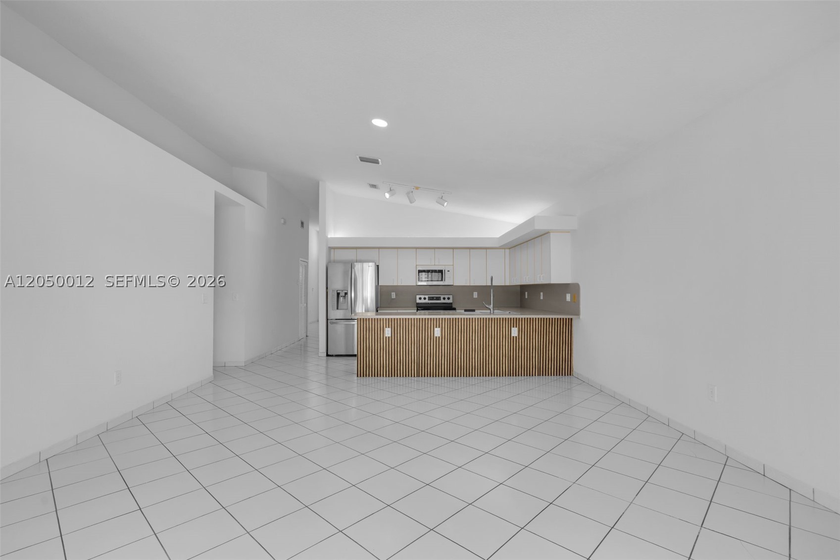 FLORIDA TROPICAL ESTATES - Residential