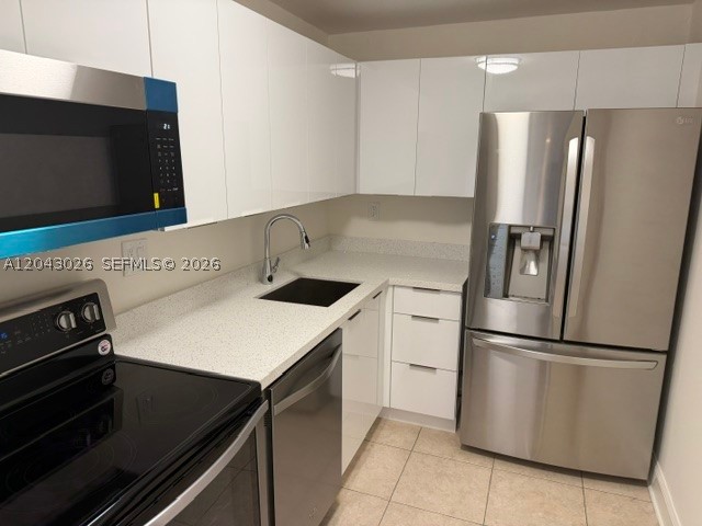 BEAUTIFULLY UPDATED 2/2 LOCATED IN SUMMIT CHASE !! MODERN UNIT IS PERFECT FOR ANY BUYER !! CLEAN OPEN LAYOUT WITH NEW KITCHEN, NEW FLOORING, NEW A/C AND MUCH MORE !! NEW QUARTZ COUNTER TOPS IN KITCHEN AND BATHROOMS !! SPACIOUS OPEN LAYOUT WITH LARGE BEDROOMS AND LARGER CLOSETS ; 1099 SQUARE FEET IN TOTAL !! SPECIAL ASSESSMENT HAS BEEN PAID IN FULL !! STAINLESS STEEL APPLICANCES !! WELL MAINTAINED COMMUNITY WITH GUARD GATE AND MANY AMENITIES !! LOCATED  CLOSE MAJOR HIGHWAYS, SHOPPING AND DINING !! THIS A MUST SEE !! NEW FINISHES THROUGHOUT THE ENTIRE CONDO !! IF YOU SHOW IT, YOU WILL SELL IT !!