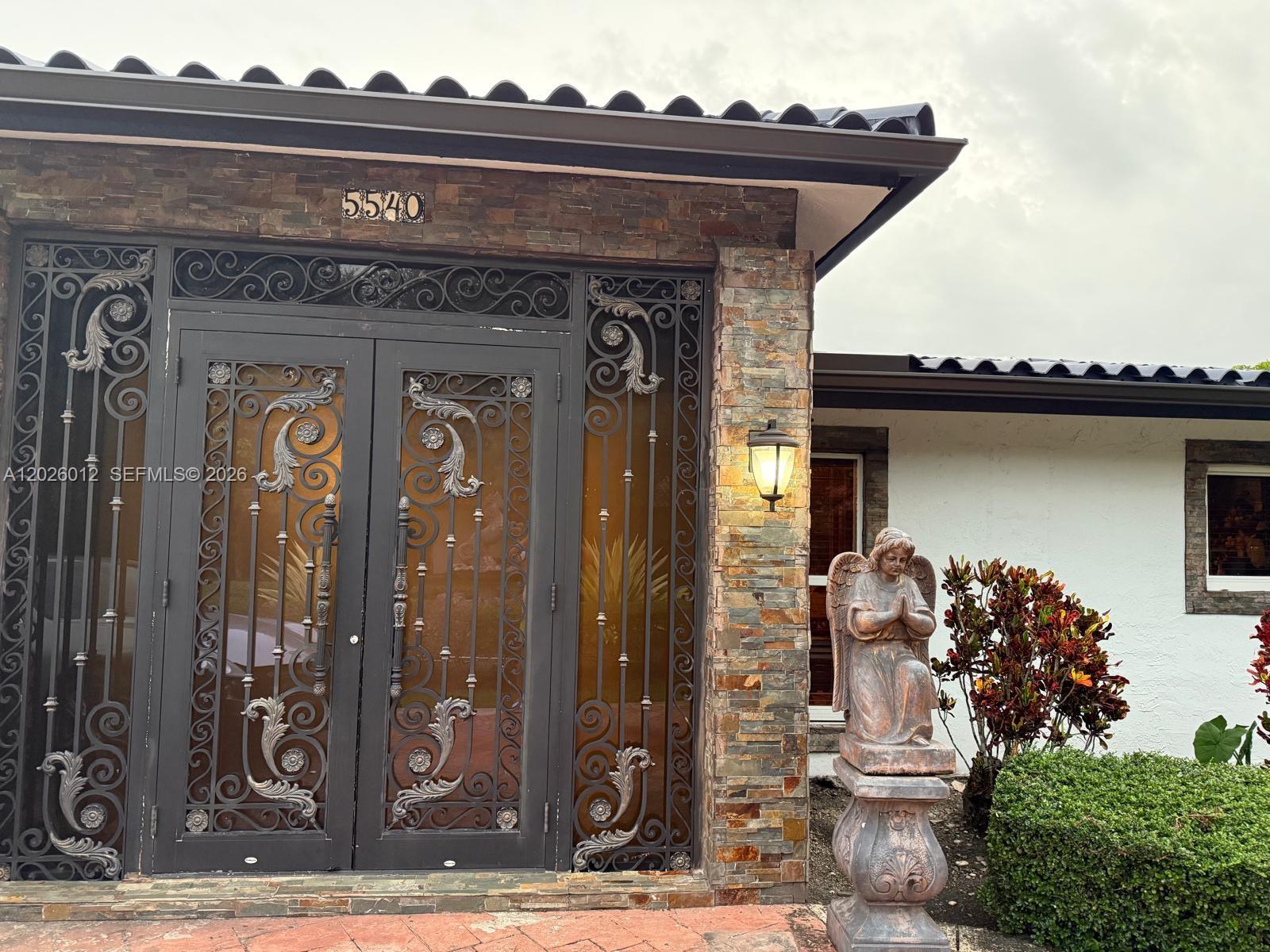EXCELLENT LOCATION, BEAUTIFULL HOUSE FOR RENT, EASY TO SHOE AND READY FOR YUOR CLIENT! THIS PROPERTY HAS TWO MASTER BEDROOMS.