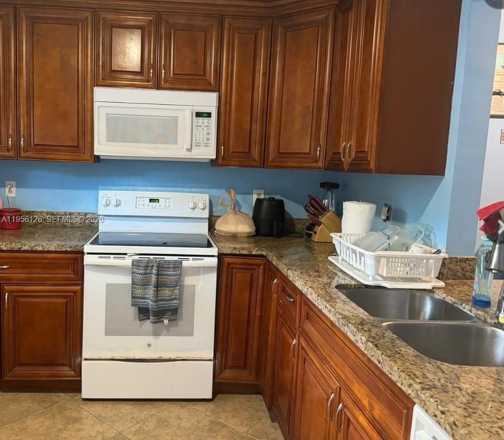Large 2 bed 2 bath first floor unit in Deerfield Beach. Centrally located just minutes away from beach, shopping, dining, and with easy access to major highways. Well kept and well managed.