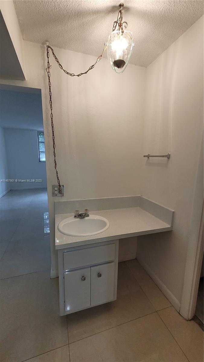 ROYAL OAKS CONDO - Residential Lease