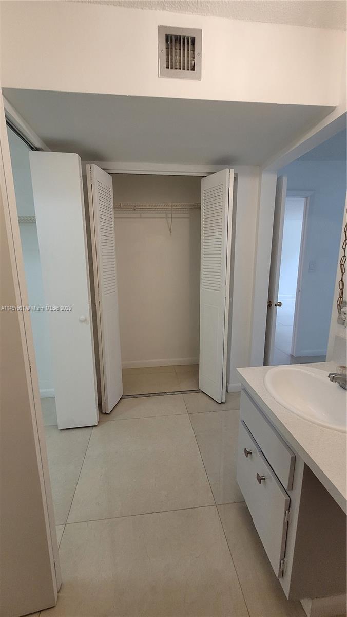 ROYAL OAKS CONDO - Residential Lease