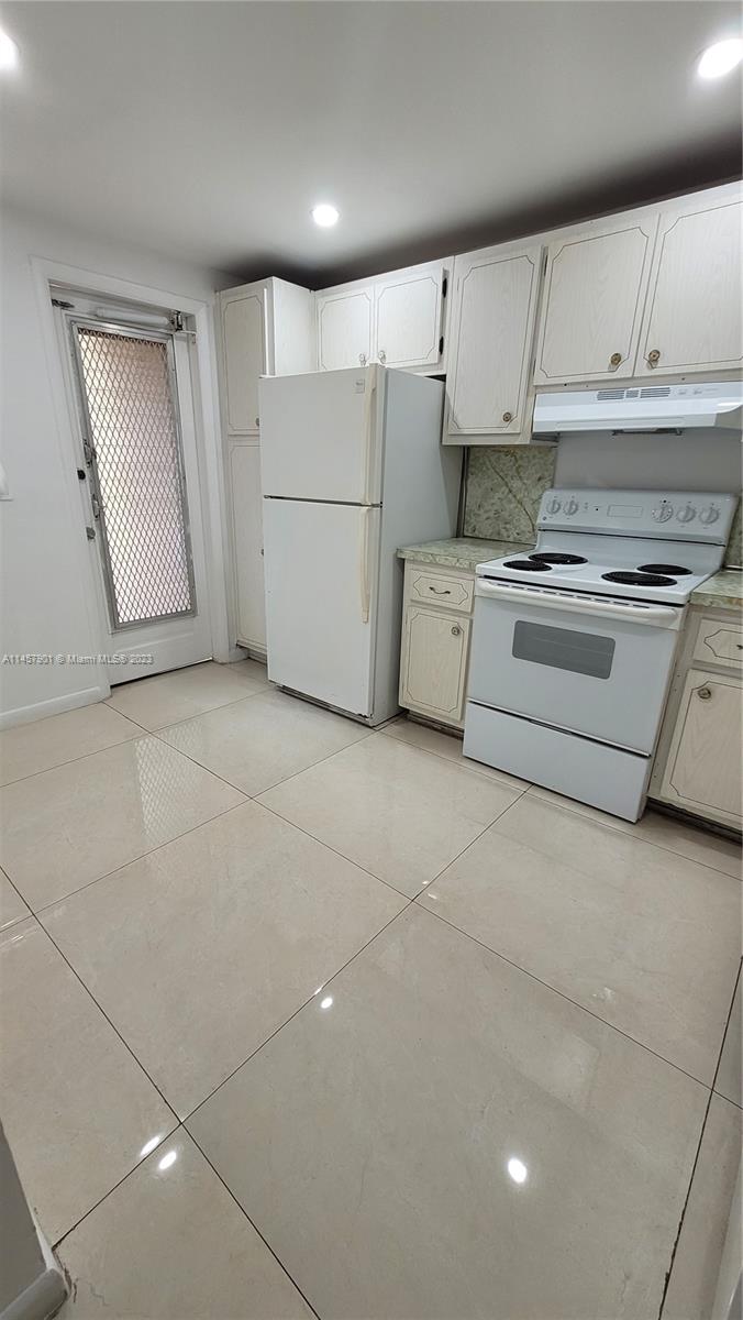 ROYAL OAKS CONDO - Residential Lease